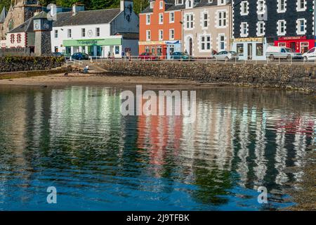 Il porto di fronte a Tobermory sull'isola di Mull, Argyll e Bute, Scozia Foto Stock