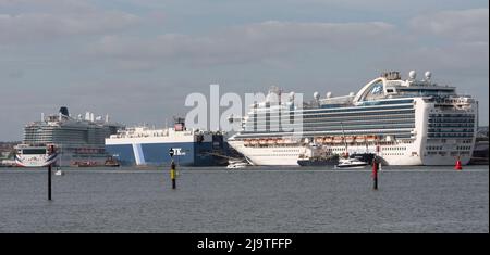 Southampton, Inghilterra, Regno Unito. 2022. Nave di bunkering che fornisce il petrolio alla nave da crociera Emerald Princess insieme a Garnet leader un vettore di veicolo e. Foto Stock