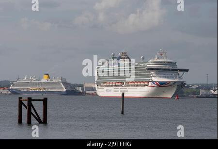 Porto di Southampton, Regno Unito. 2022. Nave da crociera Saga Spirit of Adventure e Iona in corso verso il mare. Foto Stock