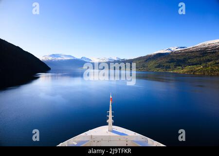 Nave da crociera P&o, MS Iona, Nordfjorden, in direzione Olden, Norvegia attraverso Innvikfjorden Foto Stock