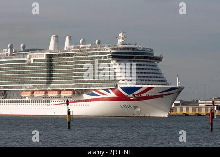 Southampton, Inghilterra, Regno Unito. 2022. Nave da crociera Iona in partenza dal porto di Southampton, Regno Unito Foto Stock