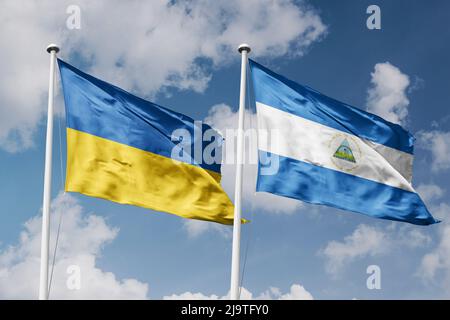 Ucraina e Nicaragua due bandiere su paletti e blu nuvoloso sfondo del cielo Foto Stock