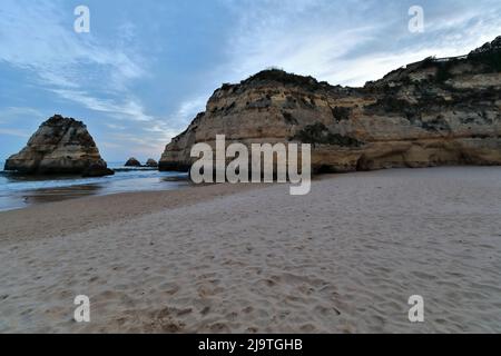 Formazioni rocciose-Praia da Rocha Beach-Miradouro dos Tres Castelos punto di osservazione. Portimao-Portogallo-241 Foto Stock