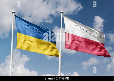Ucraina e Polonia due bandiere su paletti e blu nuvoloso sfondo del cielo Foto Stock