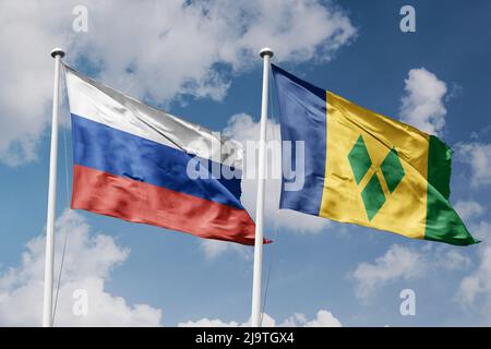 Russia e Saint Vincent e Grenadine due bandiere su flagpoli e sfondo blu cielo nuvoloso Foto Stock