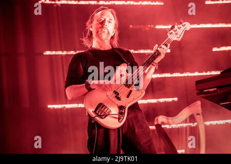 Oslo, Norvegia. 24th maggio 2022. La rock band inglese The Smile suona un concerto dal vivo al Sentrum Scene di Oslo. Qui cantante, cantautore e musicista Thom Yorke è visto dal vivo sul palco. (Photo Credit: Gonzales Photo/Alamy Live News Foto Stock