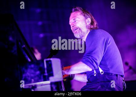 Oslo, Norvegia. 24th maggio 2022. La rock band inglese The Smile suona un concerto dal vivo al Sentrum Scene di Oslo. Qui cantante, cantautore e musicista Thom Yorke è visto dal vivo sul palco. (Photo Credit: Gonzales Photo/Alamy Live News Foto Stock