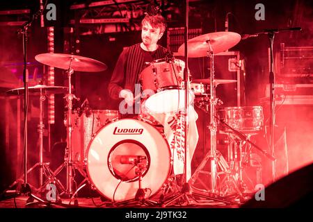 Oslo, Norvegia. 24th maggio 2022. La rock band inglese The Smile suona un concerto dal vivo al Sentrum Scene di Oslo. Qui il batterista Tom Skinner è visto dal vivo sul palco. (Photo Credit: Gonzales Photo/Alamy Live News Foto Stock