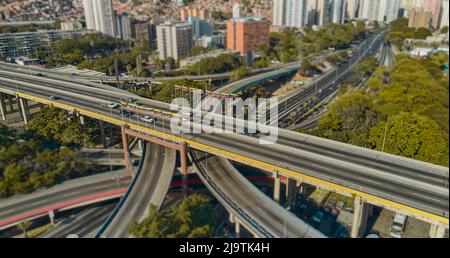 CARACAS, VENEZUELA - MAGGIO 2022 - Vista panoramica aerea del distributore la Arana, Vista panoramica dell'autostrada Francisco Fajardo a Caracas, Venezuela. Foto Stock