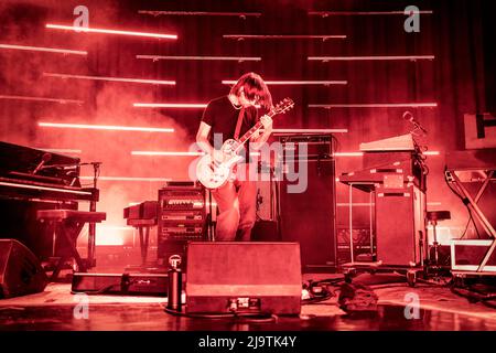 Oslo, Norvegia. 24th maggio 2022. La rock band inglese The Smile suona un concerto dal vivo al Sentrum Scene di Oslo. Qui il chitarrista Jonny Greenwood è visto dal vivo sul palco. (Photo Credit: Gonzales Photo/Alamy Live News Foto Stock