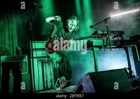 Oslo, Norvegia. 24th maggio 2022. La rock band inglese The Smile suona un concerto dal vivo al Sentrum Scene di Oslo. Qui cantante, cantautore e musicista Thom Yorke è visto dal vivo sul palco. (Photo Credit: Gonzales Photo/Alamy Live News Foto Stock