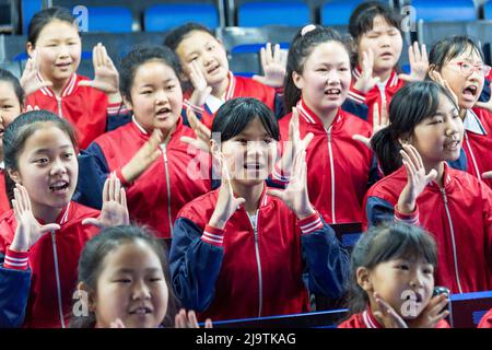 (220525) -- HARBIN, 25 maggio 2022 (Xinhua) -- i bambini della classe musicale praticano il coro alla Renmin Town Central Primary School di Anda City, nella provincia Heilongjiang della Cina nord-orientale, 24 maggio 2022. La classe musicale della scuola elementare è stata fondata nell'aprile 2019. Gli insegnanti della classe adattano i testi delle canzoni popolari per essere adatti ai bambini a cantare, e poi insegnano loro le canzoni durante la pausa pranzo o il tempo di attività del club. I video del coro per bambini sono stati pubblicati su brevi piattaforme video, che sono stati piaciuti da molti netizens e guadagnati oltre 1 milioni di fan. Con il popul crescente Foto Stock