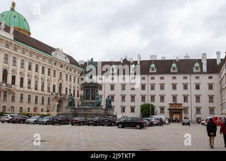 VIENNA, AUSTRIA - 15 MAGGIO 2019: Questo è il cortile in de Burgh nel Palazzo di Hofburg con una statua dell'imperatore Francesco I. Foto Stock