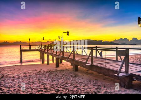 Alba sul molo di legno sulla spiaggia della città a Nha Trang, Vietnam in una giornata estiva Foto Stock