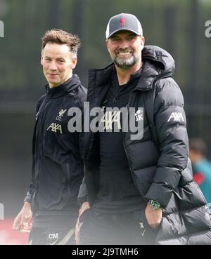 Il direttore di Liverpool Jurgen Klopp (a destra) e il allenatore di prima squadra Conall Murtagh durante una giornata mediatica presso l'AXA Training Center di Liverpool, davanti alla finale della UEFA Champions League di Parigi sabato. Data foto: Mercoledì 25 maggio 2022. Foto Stock