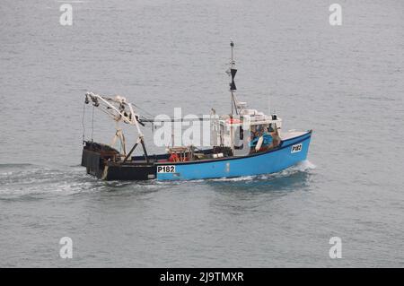 La nave da pesca registrata nel Regno Unito EXTOSEA (P182) torna a casa con gli attrezzi riposti Foto Stock