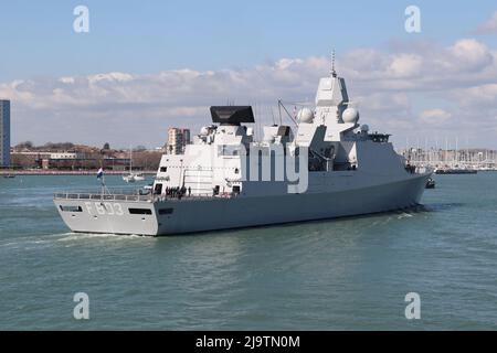 La Royal Netherlands Navy Frigate HNLMS TROMP arriva alla base navale per una visita di cortesia Foto Stock