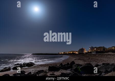 Località balneare tranquilla città di Pomorie con luci elettriche luminose e grandi e confortevoli hotel di lusso sullo sfondo di notte stellato blu cielo e ca Foto Stock