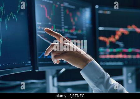 la persona controlla i dati sullo schermo del computer. primo piano. primo piano Foto Stock