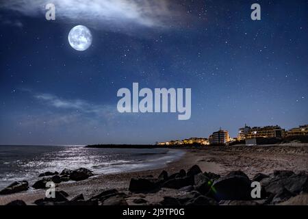 Località balneare tranquilla città di Pomorie con luci elettriche luminose e grandi e confortevoli hotel di lusso sullo sfondo di notte stellato blu cielo e ca Foto Stock