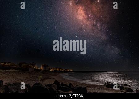 Località balneare tranquilla città di Pomorie con luci elettriche luminose e grandi e confortevoli hotel di lusso sullo sfondo di notte stellato blu cielo e ca Foto Stock