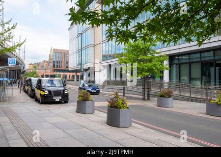 Taxi Rank su Trent Street nel centro di Nottingham 2022 maggio, Nottinghamshire Inghilterra Regno Unito Foto Stock