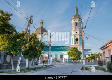 La vita quotidiana dei residenti di Vylkove, regione Odesa, Ucraina. Vylkove (o Vilkovo) è una città situata nella parte Ucraina del Delta del Danubio, al confine con la Romania. Le strade di Vylkove consistono in una rete di numerosi torrenti e canali navigabili, attraverso i quali i residenti si muovono sulle loro barche. Foto Stock