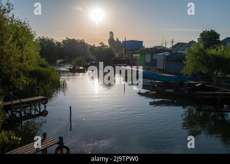 La vita quotidiana dei residenti di Vylkove, regione Odesa, Ucraina. Vylkove (o Vilkovo) è una città situata nella parte Ucraina del Delta del Danubio, al confine con la Romania. Le strade di Vylkove consistono in una rete di numerosi torrenti e canali navigabili, attraverso i quali i residenti si muovono sulle loro barche. Foto Stock