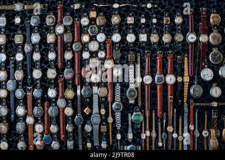 Collezione di orologi da polso del periodo dell'Unione Sovietica nel Museo di Vylkove, Odesa Oblast, Ucraina Foto Stock