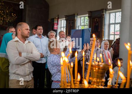 I Lipovani celebrano la Domenica di Pentecoste nella Chiesa Ortodossa Orientale a Vylkove, Odesa Oblast, Ucraina. I Lipovan sono vecchi credenti. Circa il 70% della popolazione di Vylkove è costituita da Lipovani. Foto Stock