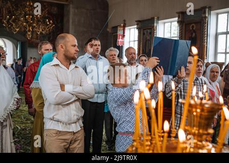 I Lipovani celebrano la Domenica di Pentecoste nella Chiesa Ortodossa Orientale a Vylkove, Odesa Oblast, Ucraina. I Lipovan sono vecchi credenti. Circa il 70% della popolazione di Vylkove è costituita da Lipovani. Foto Stock