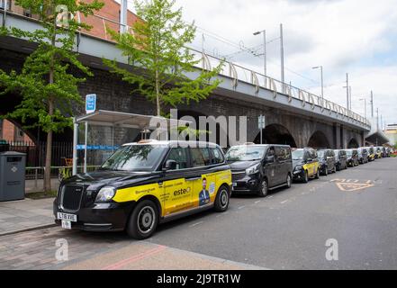 Taxi Rank su Trent Street nel centro di Nottingham 2022 maggio, Nottinghamshire Inghilterra Regno Unito Foto Stock