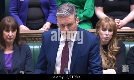 Il leader del lavoro Keir Starmer risponde alla dichiarazione del primo ministro Boris Johnson alla Camera dei Comuni di Londra, a seguito della pubblicazione del rapporto di sue Gray sui partiti di Downing Street a Whitehall durante il blocco del coronavirus. Foto Stock