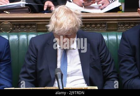 Il primo ministro Boris Johnson ascolta il leader laburista Keir Starmer risponde alla sua dichiarazione alla Camera dei Comuni di Londra, in seguito alla pubblicazione del rapporto di sue Gray sui partiti di Downing Street a Whitehall durante il blocco del coronavirus. Foto Stock