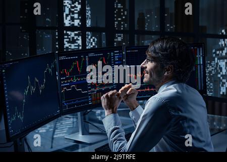 trader-investitore sta guardando il movimento dei prezzi sullo schermo con le emozioni Foto Stock