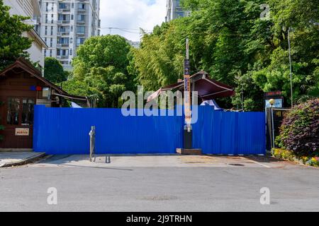 L'entrata di un complesso residenziale nel distretto di Minghang, Shanhai è barricata durante il blocco COVID-19. Foto Stock