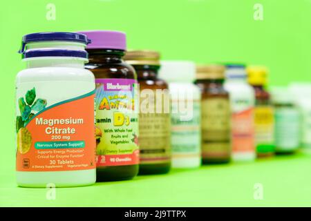 Citrato di magnesio e altri importanti integratori alimentari su sfondo verde. 19 maggio 2022, Ucraina, Zaporozhye Foto Stock