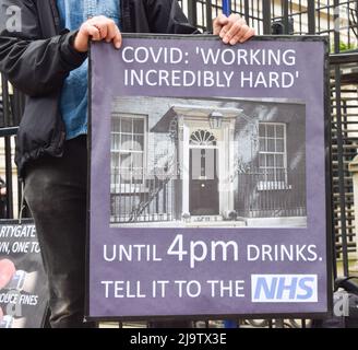 Londra, Inghilterra, Regno Unito. 25th maggio 2022. I manifestanti anti anti anti-Boris Johnson si sono riuniti fuori Downing Street come il rapporto sue Gray sullo scandalo Partygate è pubblicato. (Credit Image: © Vuk Valcic/ZUMA Press Wire) Foto Stock