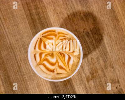 Un cappuccino con caramello decorato sulla parte superiore Foto Stock