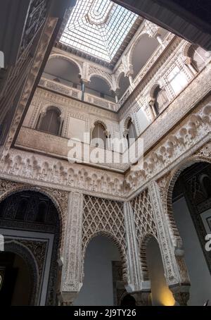 Royal Alcázar di Siviglia, un complesso monumentale murato costruito in diverse tappe storiche. Foto Stock