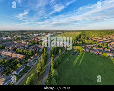 Vista aerea grandangolare sull'ippodromo di Newbury all'ora d'oro Foto Stock