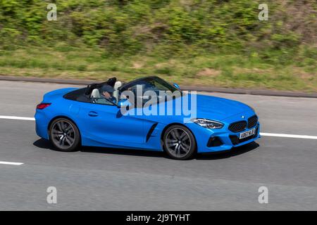 2019 Blue BMW Z4 Sdrive 201 M Sport Auto benzina Roadster 1998 cc 2DR convertibile; viaggiando sull'autostrada M61 UK Foto Stock