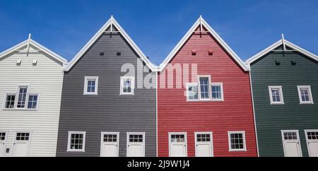 Panorama delle facciate colorate delle tradizionali case olandesi a Harderwijk, Paesi Bassi Foto Stock