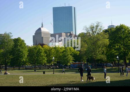 24 maggio 2022, Boston, Massachusetts, U.S: Lo skyline di Back Bay a Boston da Boston Common compreso l'edificio John Hancock, vecchio e nuovo. (Credit Image: © Kenneth Martin/ZUMA Press Wire) Foto Stock