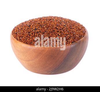 Canihua grani isolati su sfondo bianco. Mucchio di qaniwa in ciotola di legno. Grani secchi di chenopodium pallidicaule Foto Stock