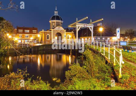 Night City Gate Morspoort e Ponte Morspoort a Leiden, Olanda del Sud, Paesi Bassi Foto Stock