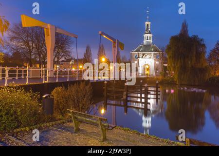 Porta notturna della città Zijlpoort e ponte Zijlpoortsbrug a Leiden, Olanda del Sud, Paesi Bassi Foto Stock