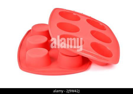 Forma in silicone rosso per la cottura di muffin e cupcake su sfondo bianco. Vista laterale. Foto ad alta risoluzione. Profondità di campo completa. Foto Stock