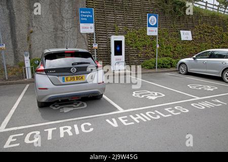 Nissan Leaf carica elettrica gratuita presso il negozio Tesco Bideford Devon UK Foto Stock