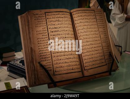 Kazan, Russia. Maggio 19, 2022. Pagine aperte del Corano, il libro sacro per i musulmani. Scrittura calligrafica Foto Stock